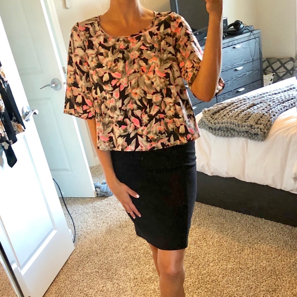 B Jewel Floral flowy cropped blouse